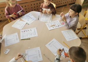 dzieci robią karty pracy o ptakach
