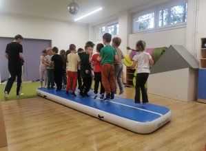 dzieci ćwiczą na zajęciach z gimnastyki