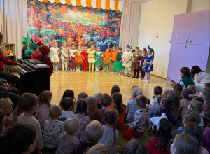 "Na straganie"- teatrzyk w wykonaniu dzieci z grupy Rysie