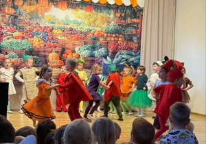 "Na straganie"- teatrzyk w wykonaniu dzieci z grupy Rysie