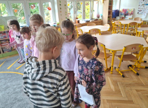 chłopcy składają dziewczynkom życzenia i dają prezenty