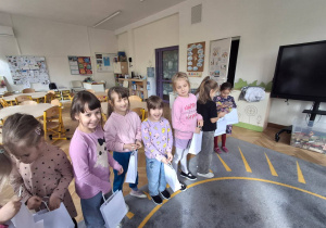 chłopcy składają dziewczynkom życzenia i dają prezenty