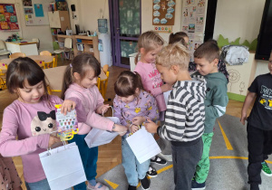 chłopcy składają dziewczynkom życzenia i dają prezenty