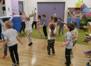 dzieci ćwiczą na zajęciach z gimnastyki