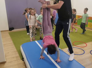 dzieci wykonują ćwiczenia gimnastyczne