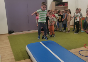 dzieci wykonują ćwiczenia gimnastyczne
