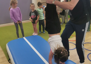 dzieci wykonują ćwiczenia gimnastyczne