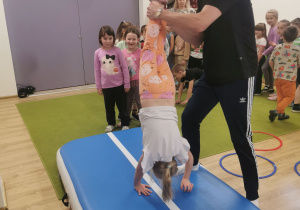 dzieci wykonują ćwiczenia gimnastyczne