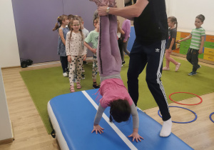 dzieci wykonują ćwiczenia gimnastyczne