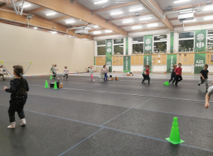 dzieci ćwiczą na zajęciach