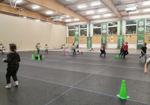 dzieci ćwiczą na zajęciach