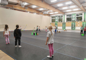 dzieci ćwiczą na zajęciach