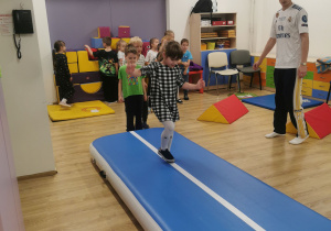 dzieci ćwiczą na zajęciach z gimnastyki