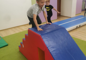 dzieci ćwiczą na zajęciach z gimnastyki