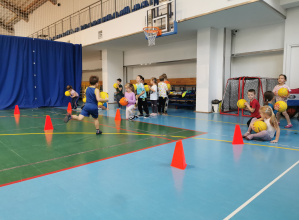 dzieci podczas zajęć z koszykówki