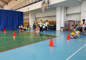 dzieci podczas zajęć z koszykówki