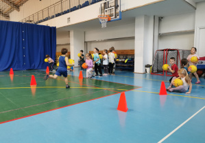 dzieci podczas zajęć z koszykówki