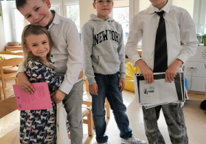 Wolontariusze czytają książkę dzieciom