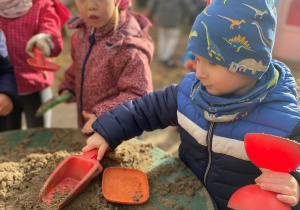 Wiewiórka wśród przedszkolnych zabaw