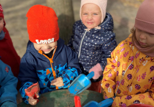 Wiewiórka wśród przedszkolnych zabaw