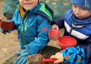 Wiewiórka wśród przedszkolnych zabaw