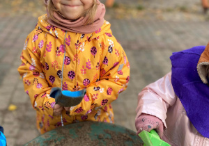 Wiewiórka wśród przedszkolnych zabaw