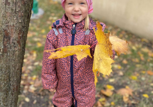 Wiewiórka wśród przedszkolnych zabaw