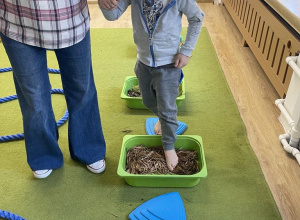 Jesienno-dyniowa ścieżka sensoryczna