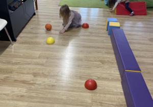 Jesienno-dyniowa ścieżka sensoryczna