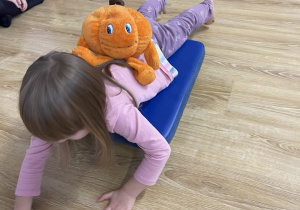 Jesienno-dyniowa ścieżka sensoryczna