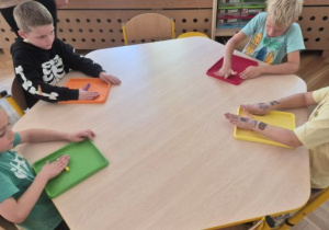 Ćwiczenia motoryki małej z plasteliną