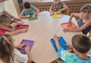 Ćwiczenia motoryki małej z plasteliną