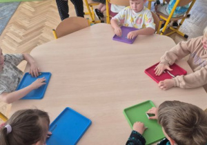 Ćwiczenia motoryki małej z plasteliną