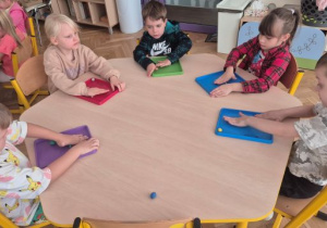 Ćwiczenia motoryki małej z plasteliną