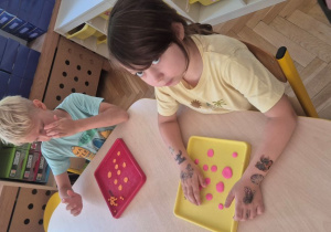 Ćwiczenia motoryki małej z plasteliną