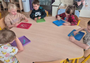 Ćwiczenia motoryki małej z plasteliną