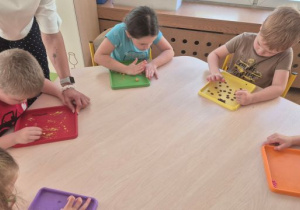 Ćwiczenia motoryki małej z plasteliną