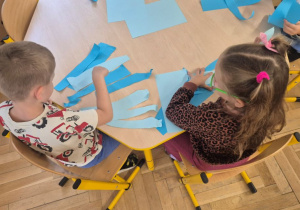 Dzieci przygotowują wydzierankę