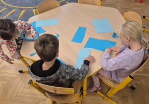 Dzieci przygotowują wydzierankę