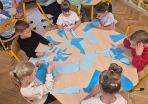 Dzieci przygotowują wydzierankę