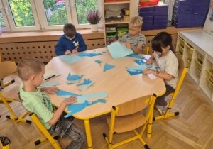 Dzieci przygotowują wydzierankę