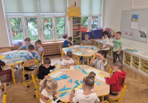 Dzieci przygotowują wydzierankę