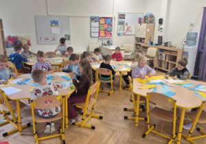 Dzieci przygotowują wydzierankę