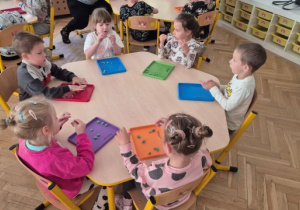 Dzieci ćwiczą motorykę małą