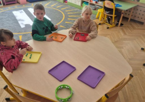 Dzieci ćwiczą motorykę małą