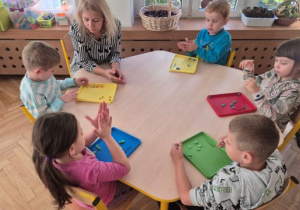 Dzieci ćwiczą motorykę małą