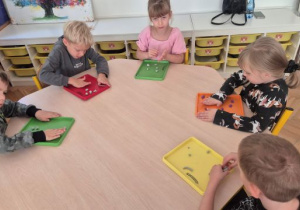 Dzieci ćwiczą motorykę małą