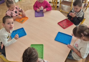 Dzieci ćwiczą motorykę małą