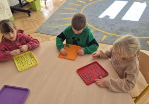 Dzieci ćwiczą motorykę małą