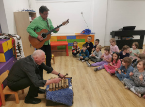 dzieci na koncercie Duduś i Gucio